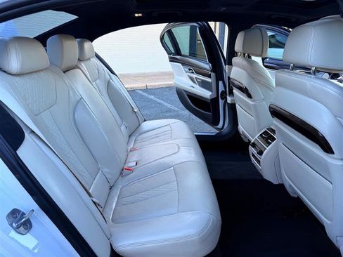 Used 2018 BMW 750i image 23