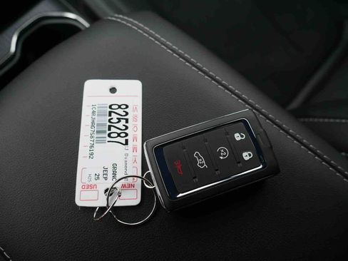 New 2025 Jeep Grand Cherokee Altitude image 30