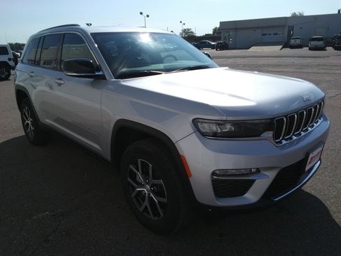 Used 2024 Jeep Grand Cherokee Limited image 4