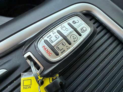 Used 2023 Chrysler Pacifica Touring-L FWD image 26