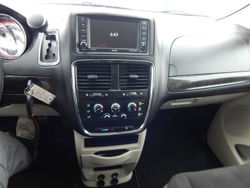 Used 2018 Dodge Grand Caravan SE w/ UConnect Hands-Free Group image 27