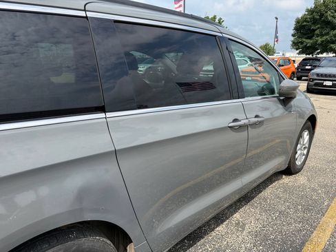 Used 2022 Chrysler Pacifica Touring-L FWD image 39