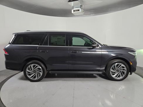 New 2026 Lincoln Navigator Premiere AWD/4WD image 3