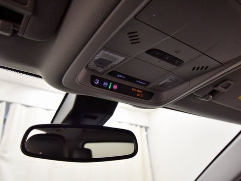 Used 2024 GMC Terrain SLT image 29