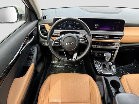 Used 2024 Kia Seltos EX FWD image 16