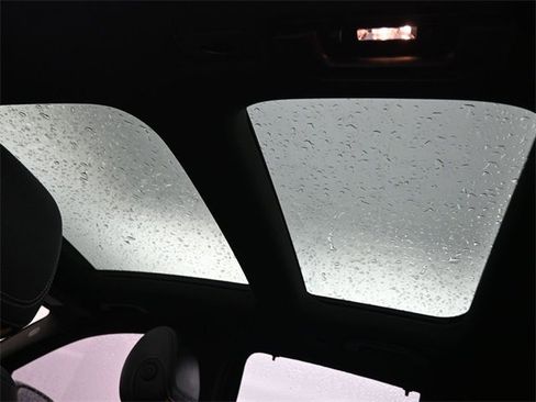 Used 2018 Mercedes-Benz GLC 350e 4MATIC image 21