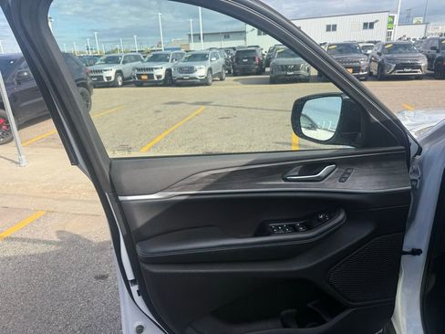 Used 2023 Jeep Grand Cherokee Limited image 11