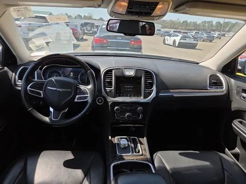 Used 2019 Chrysler 300 Limited image 5
