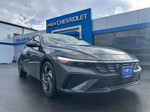 Used 2025 Hyundai Elantra SEL FWD image 13