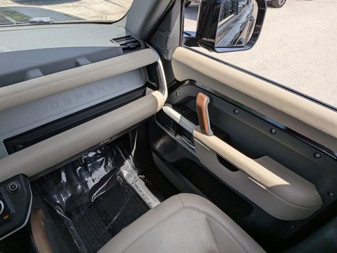 Used 2022 Land Rover Defender 110 SE AWD/4WD image 18