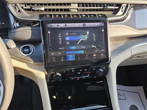 Used 2023 Jeep Grand Cherokee Limited w/ Luxury Tech Group II image 17