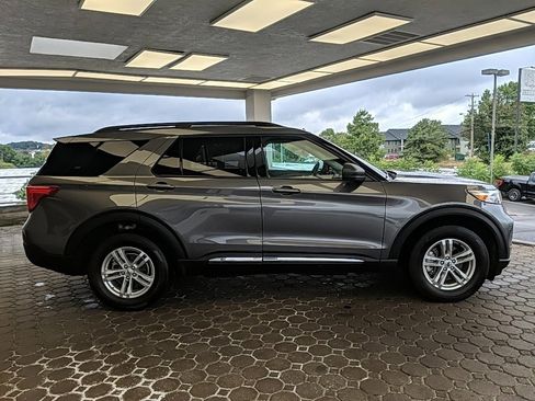 Used 2023 Ford Explorer XLT image 4