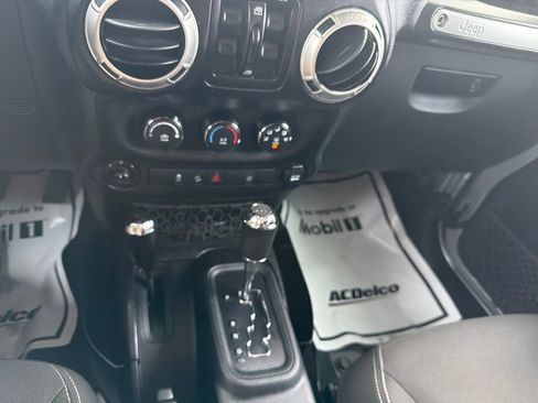 Used 2017 Jeep Wrangler Unlimited Sahara image 18