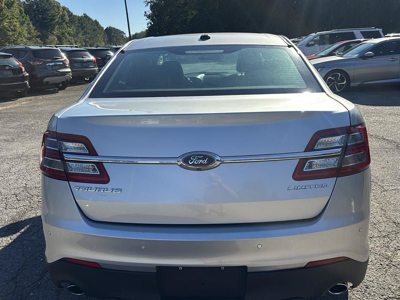 Used 2017 Ford Taurus Limited FWD image 4