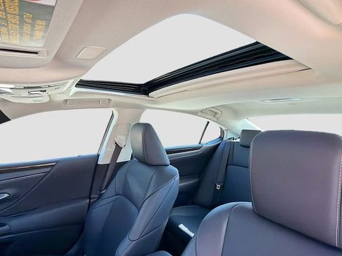 Used 2019 Lexus ES 300h w/ Premium Package image 24