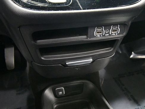Used 2025 Chrysler Pacifica Select FWD image 27