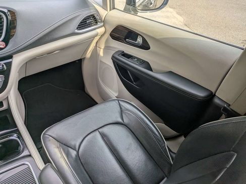 Used 2023 Chrysler Pacifica Limited FWD image 19