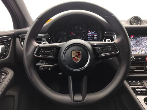 Certified 2025 Porsche Macan AWD/4WD image 9