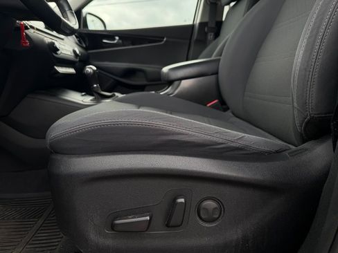 Used 2017 Kia Sorento LX w/ LX Convenience Package image 13