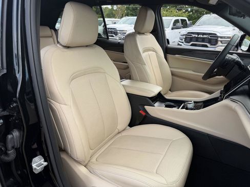 Certified 2025 Jeep Grand Cherokee Limited w/ Luxury Tech Group II AWD/4WD image 21