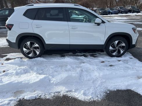 New 2026 Volkswagen Taos SE image 5