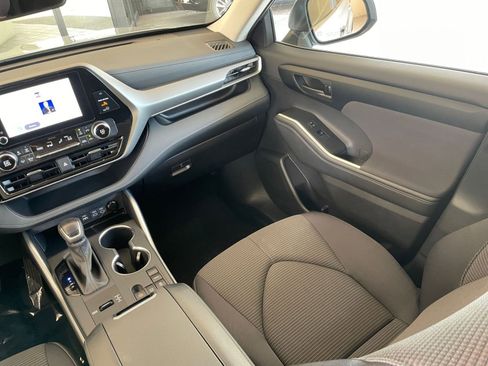 Used 2025 Toyota Highlander LE FWD image 37