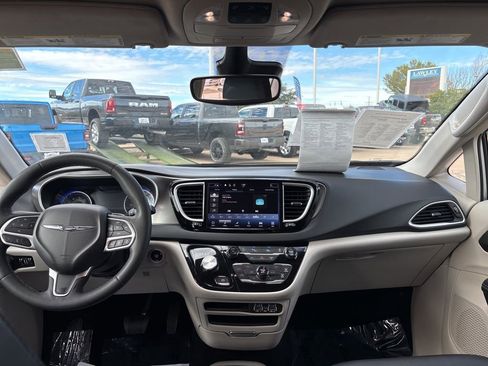 Used 2024 Chrysler Pacifica Touring-L FWD image 37