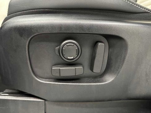 Used 2024 Land Rover Discovery Dynamic SE image 12