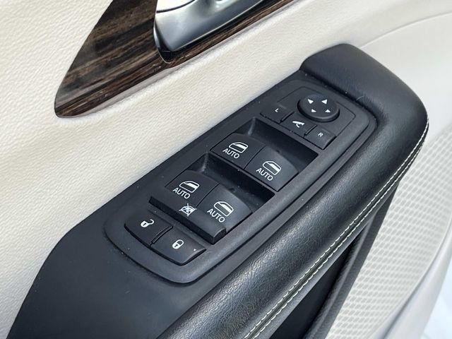 Used 2023 Chrysler Pacifica Limited FWD image 26