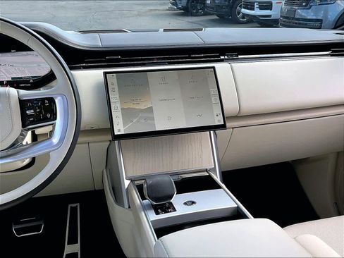 Used 2024 Land Rover Range Rover SE image 8