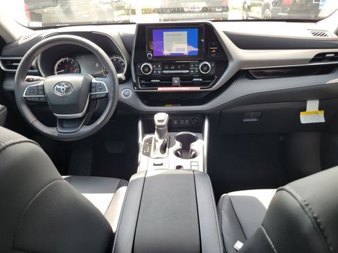 Used 2026 Toyota Highlander XLE image 16