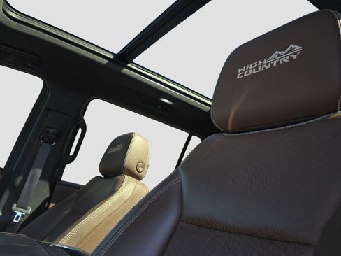 Used 2023 Chevrolet Suburban High Country image 8