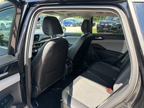 Used 2023 Volkswagen Taos SE w/ Panoramic Sunroof Package AWD/4WD image 17