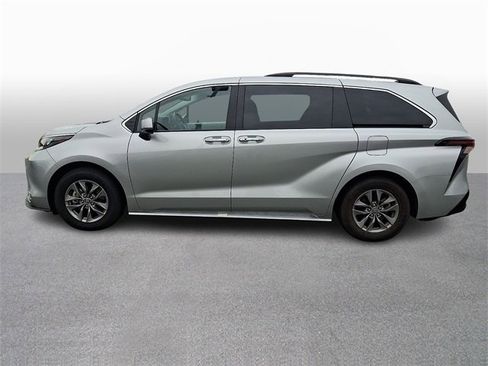 Used 2024 Toyota Sienna XLE image 7