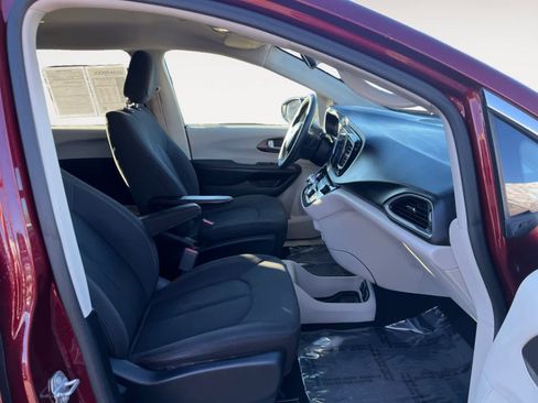 Used 2017 Chrysler Pacifica Touring image 15