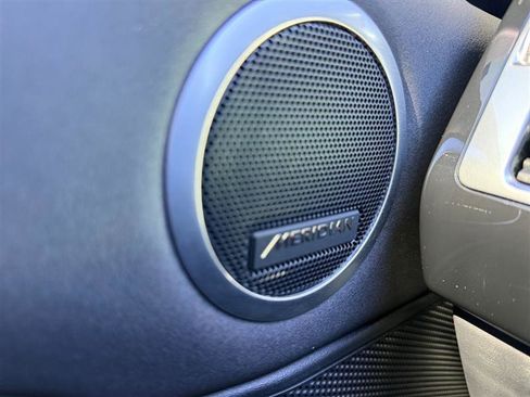 Used 2020 Land Rover Discovery SE image 31