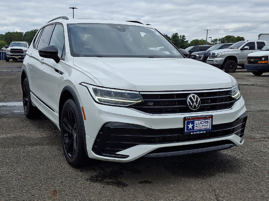 Used 2023 Volkswagen Tiguan SE R-Line AWD/4WD image 2