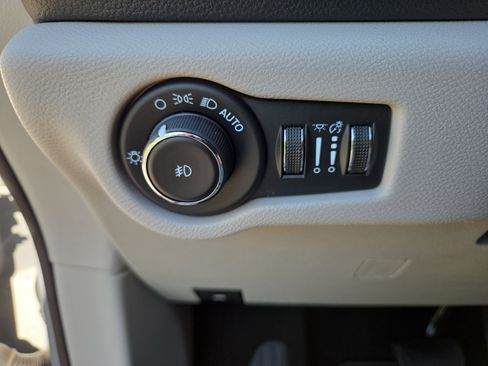 Used 2023 Chrysler Pacifica Touring-L AWD/4WD image 29