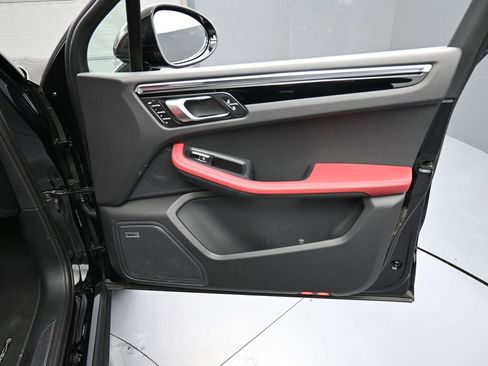 Certified 2025 Porsche Macan image 28