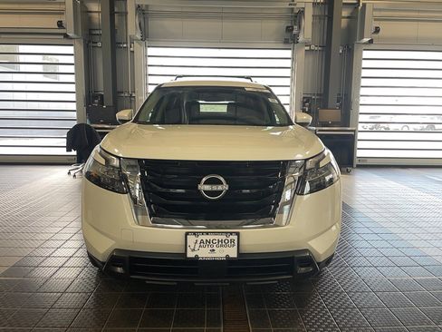 Used 2024 Nissan Pathfinder SV image 2