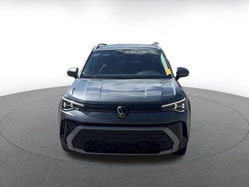 Used 2025 Volkswagen Taos SE image 3