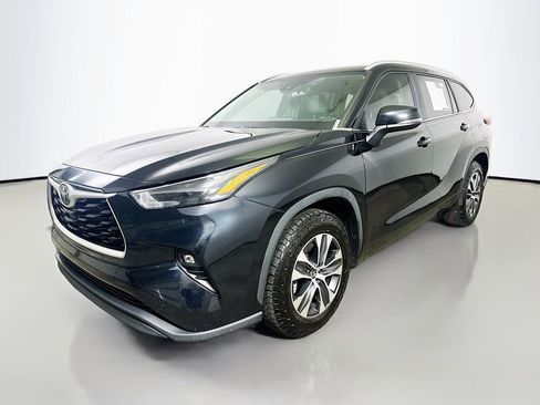 Used 2023 Toyota Highlander XLE image 3