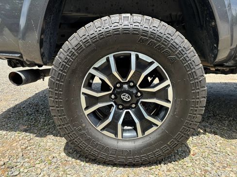 Used 2020 Toyota Tacoma TRD Sport w/ Technology Package RWD image 7