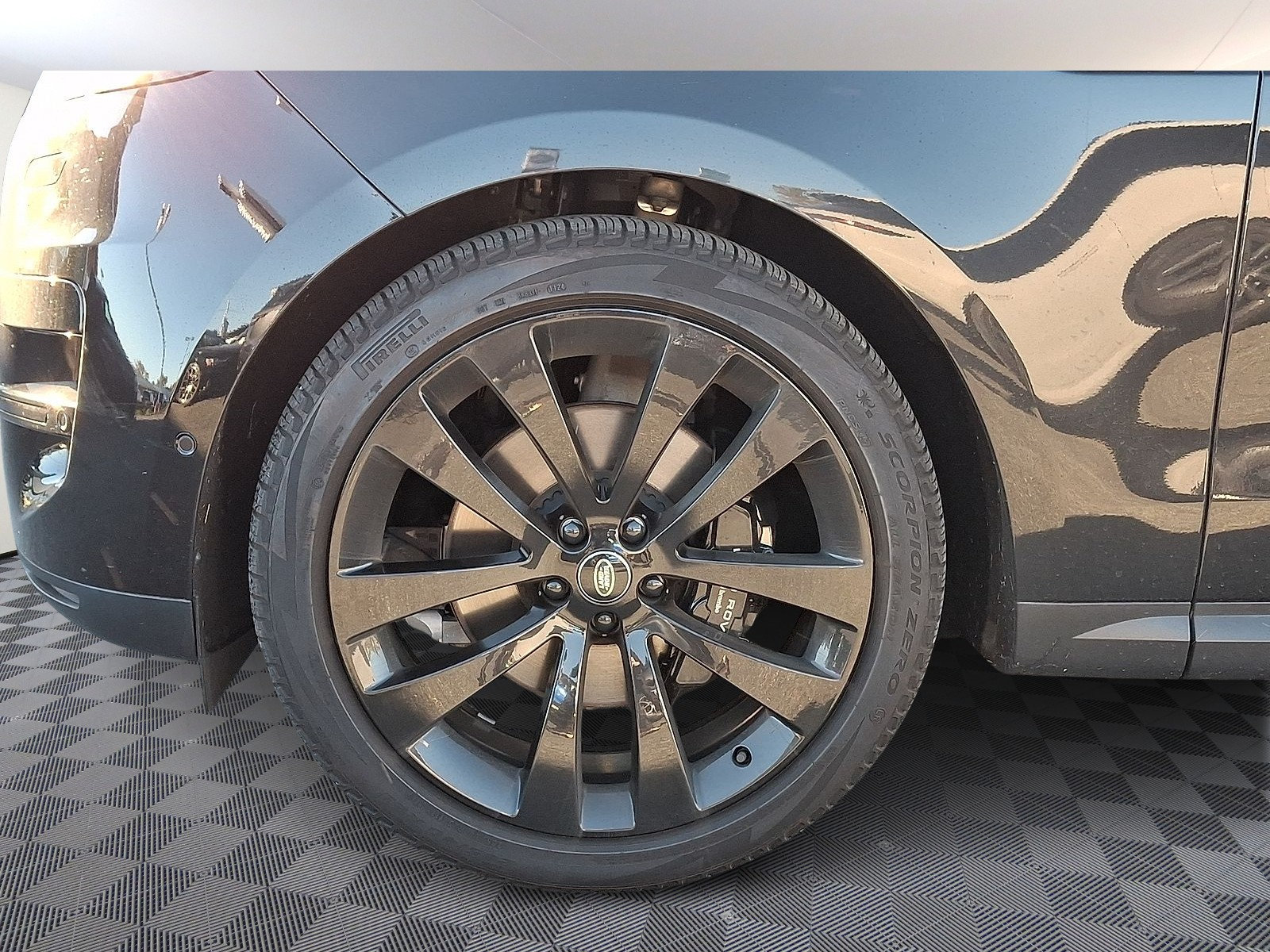 Used 2024 Land Rover Range Rover Sport SE AWD/4WD image 2