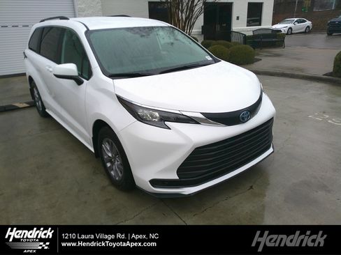 Used 2025 Toyota Sienna LE image 1