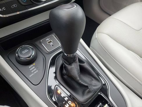 Certified 2019 Jeep Cherokee Limited w/ Luxury Group image 26