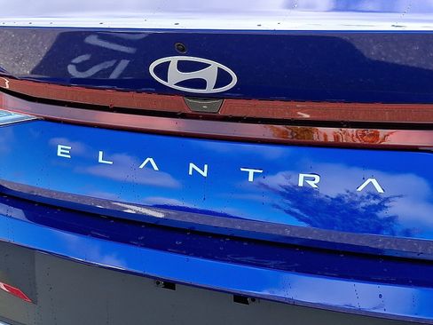 Certified 2025 Hyundai Elantra SE image 30