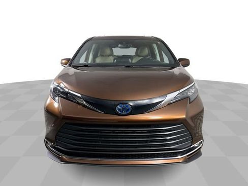Used 2024 Toyota Sienna XLE AWD/4WD image 3