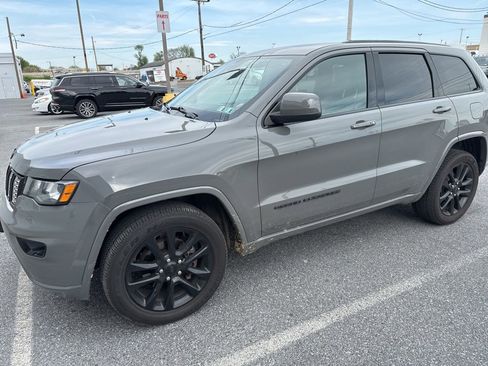 Used 2020 Jeep Grand Cherokee Altitude image 3