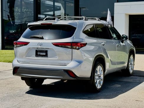 Used 2023 Toyota Highlander Limited FWD image 15